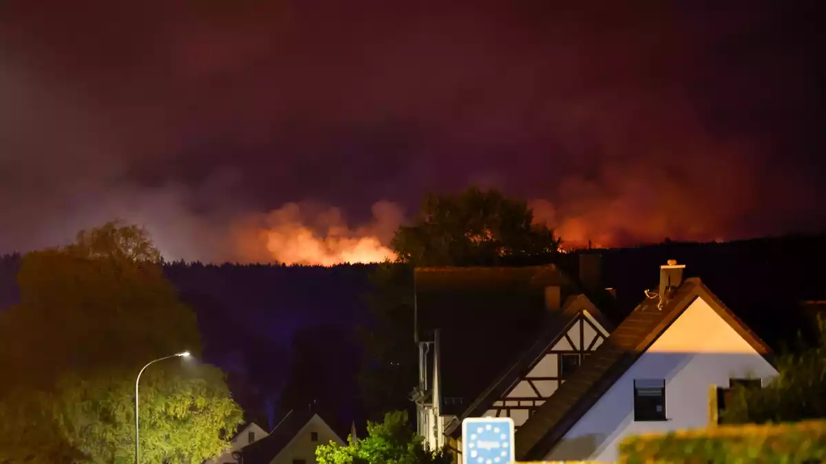 Der Kampf gegen die Flammenfront bereitet den Einsatzkräften große Mühe. - Bild: Thomas Banneyer/dpa
