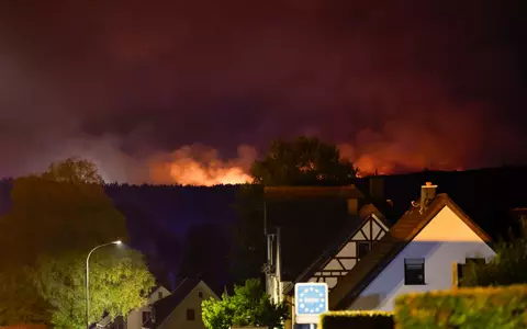 Der Kampf gegen die Flammenfront bereitet den Einsatzkräften große Mühe. - Foto: Thomas Banneyer/dpa