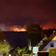 Der Kampf gegen die Flammenfront bereitet den Einsatzkräften große Mühe. - Bild: Thomas Banneyer/dpa