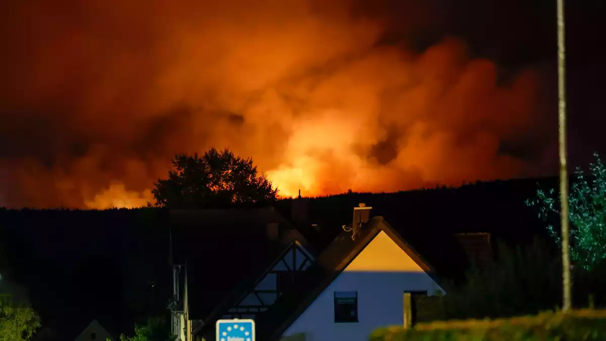 Das Feuer rückte 300 Meter an Wohnbebauung heran. - Bild: Thomas Banneyer/dpa