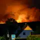Das Feuer rückte 300 Meter an Wohnbebauung heran. - Bild: Thomas Banneyer/dpa