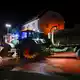 Die Feuerwehr wässert Wiesen vor Wohnbebauung. - Bild: Thomas Banneyer/dpa