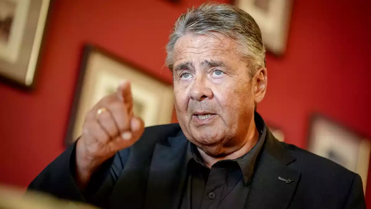 Gabriel: Das Feuer hat sich kräftig ausgebreitet.  - Bild: Kay Nietfeld/dpa