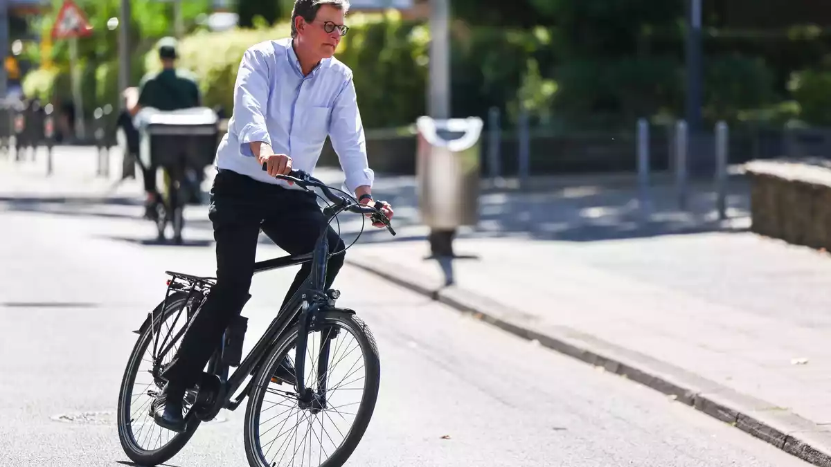 Kardinal Woelki ist in Köln viel mit dem Fahrrad unterwegs. - Bild: Oliver Berg/dpa