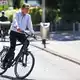 Kardinal Woelki ist in Köln viel mit dem Fahrrad unterwegs. - Bild: Oliver Berg/dpa