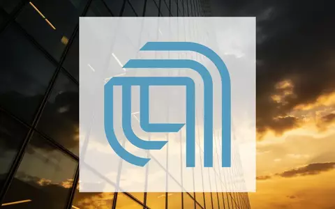 Abstrakte Darstellung eines modernen Bürogebäudes bei Sonnenuntergang als Symbol für Marktvolatilität und Finanztrends. - Foto: über boerse-global.de