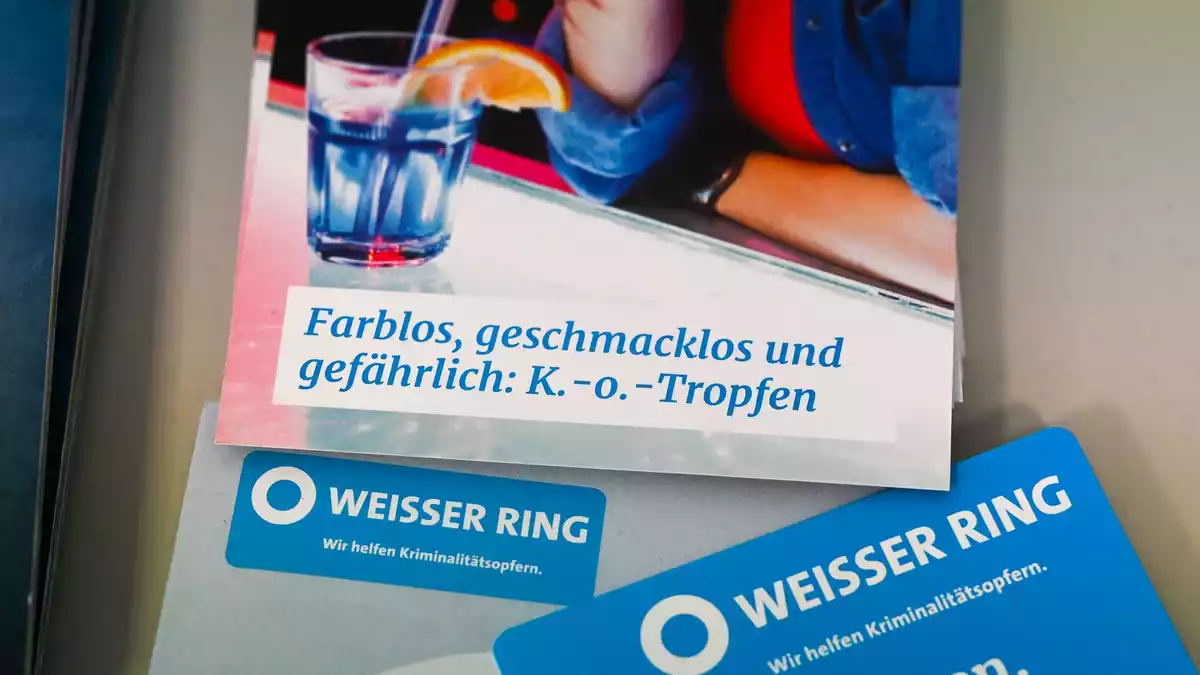Ein Flyer vom Weißen Ring über K.-o.-Tropfen, liegt in einer Beratungsstelle. (Archivbild) - Bild: Jens Kalaene/dpa