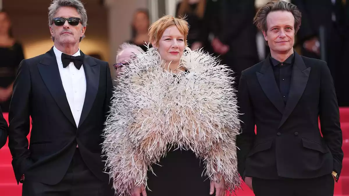 Pawel Pawlikowski, Sandra Hüller und August Diehl vor dem Festivalpalast in Cannes. (Archivbild) - Bild: Scott A Garfitt/Invision/AP/dpa