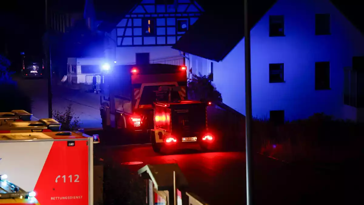 In Monschau-Kalterherberg mussten in der Nacht 30 Menschen ihre Häuser verlassen. - Bild: Thomas Banneyer/dpa