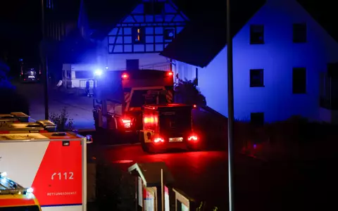 In Monschau-Kalterherberg mussten in der Nacht 30 Menschen ihre Häuser verlassen. - Foto: Thomas Banneyer/dpa