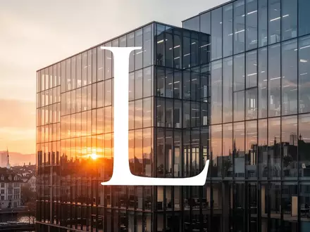 Moderne Glasfassade eines Bürogebäudes in Zürich während des Sonnenuntergangs als Symbol für die Finanzbranche. - Foto: über boerse-global.de
