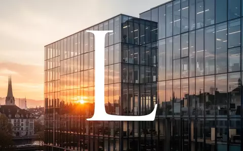 Moderne Glasfassade eines Bürogebäudes in Zürich während des Sonnenuntergangs als Symbol für die Finanzbranche. - Foto: über boerse-global.de