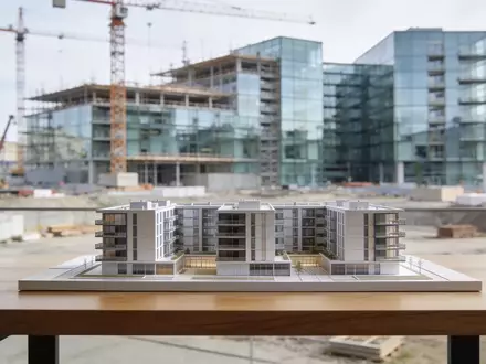 Modernes Architekturmodell eines Wohnbauprojekts in einem hellen Büro bei Tageslicht. - Foto: über boerse-global.de