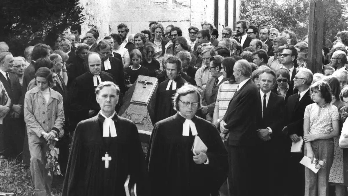 Einige Tage nach der Selbstverbrennung des Geistlichen zog seine Beisetzung Hunderte von Menschen an. (Archivbild) - Bild: picture-alliance / dpa