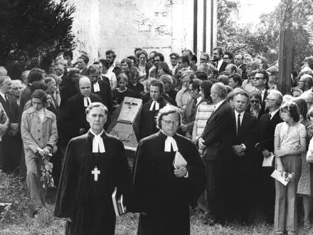 Einige Tage nach der Selbstverbrennung des Geistlichen zog seine Beisetzung Hunderte von Menschen an. (Archivbild) - Foto: picture-alliance / dpa