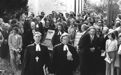 Einige Tage nach der Selbstverbrennung des Geistlichen zog seine Beisetzung Hunderte von Menschen an. (Archivbild) - Foto: picture-alliance / dpa