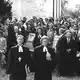 Einige Tage nach der Selbstverbrennung des Geistlichen zog seine Beisetzung Hunderte von Menschen an. (Archivbild) - Bild: picture-alliance / dpa