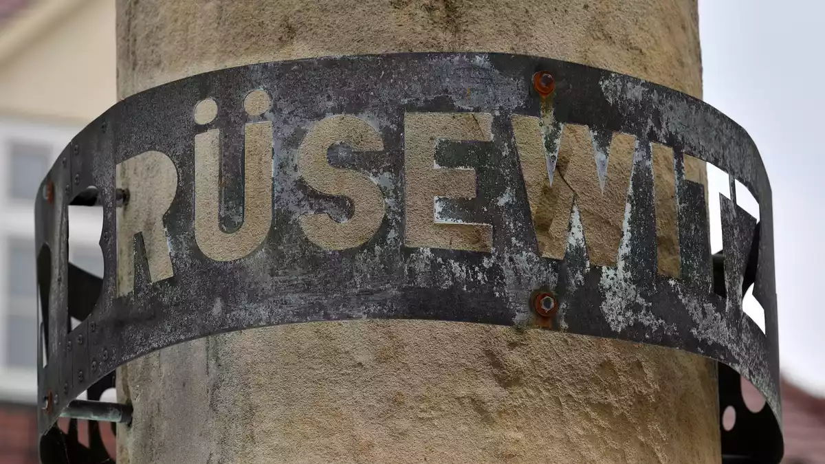 In Zeitz erinnert eine Stele an Brüsewitz. (Archivbild) - Bild: Hendrik Schmidt/dpa-Zentralbild/dpa