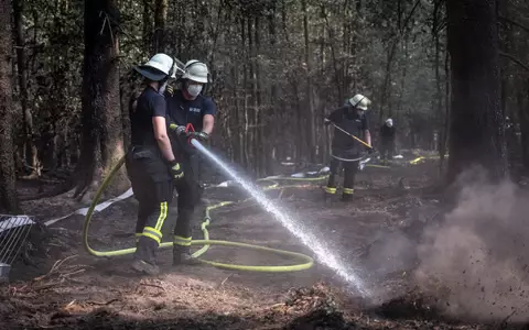 Im Hürtgenwald werden noch Brandnester bekämpft. - Foto: Christian Knieps/dpa