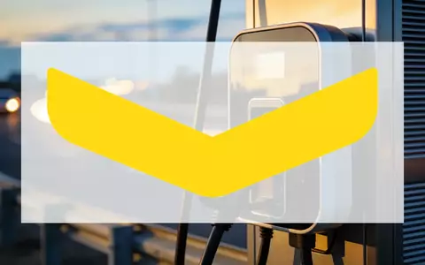 Moderne E-Ladestation bei Sonnenuntergang als Symbol für Wachstum und nachhaltige Infrastruktur. - Foto: über boerse-global.de