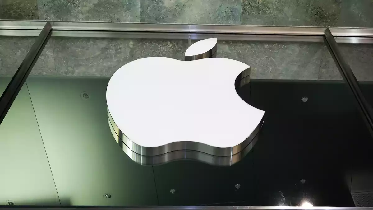 Apple sieht sich wegen der Funktion unter anderem Kritik vom Facebook-Konzern Meta ausgesetzt. (Archivbild) - Bild: Christian Charisius/dpa
