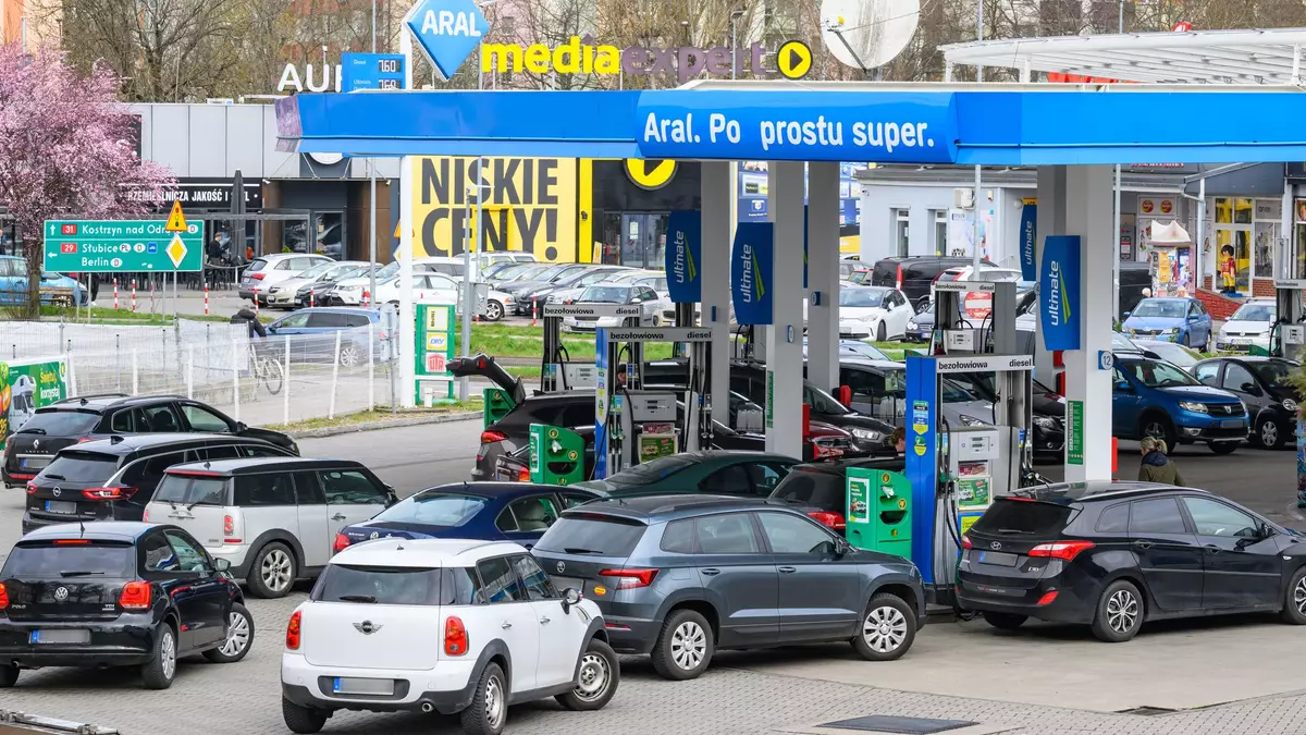 In Polen gilt vorübergehend eine gesenkte Mehrwertsteuer auf Benzin und Diesel. (Archivbild) - Bild: Patrick Pleul/dpa