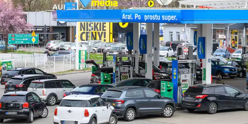 In Polen gilt vorübergehend eine gesenkte Mehrwertsteuer auf Benzin und Diesel. (Archivbild) - Foto: Patrick Pleul/dpa