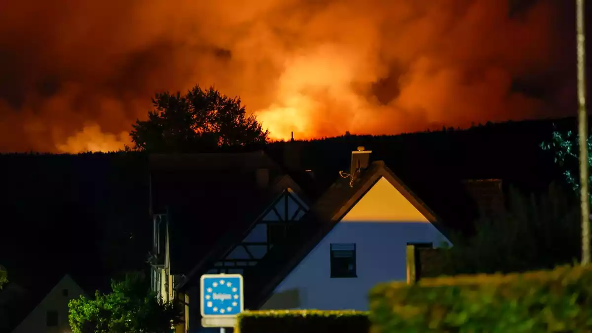 In Monschau-Kalterherberg wurden am Sonntagabend etwa 30 Bewohner evakuiert. - Bild: Thomas Banneyer/dpa