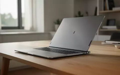 Ein schlankes Aluminium-Notebook auf einem minimalistischen Schreibtisch bei natürlichem Tageslicht. - Foto: über boerse-global.de
