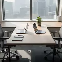 Ein minimalistisch eingerichteter, moderner Büroraum mit zwei Stühlen an einem Holztisch bei natürlichem Tageslicht. - Foto: über boerse-global.de