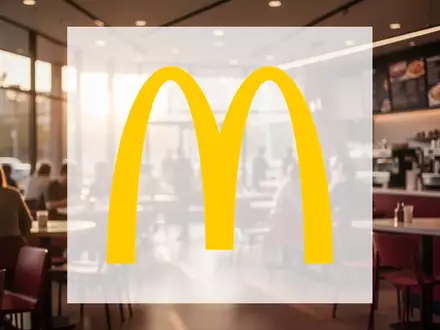 Abstrakte Darstellung eines modernen Gastronomiebereichs in warmem Licht, das ein stabiles Marktwachstum symbolisiert. - Foto: über boerse-global.de