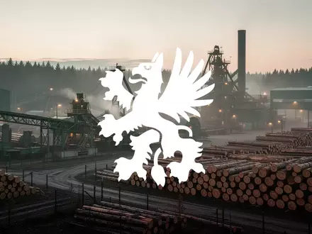 Moderne Papier- und Forstwirtschaftsanlage in der Morgendämmerung mit gestapeltem Holz und industrieller Ästhetik. - Foto: über boerse-global.de