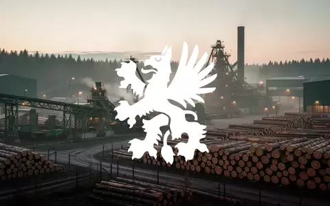 Moderne Papier- und Forstwirtschaftsanlage in der Morgendämmerung mit gestapeltem Holz und industrieller Ästhetik. - Foto: über boerse-global.de