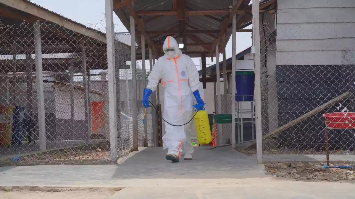Mehr als 2300 Menschen sind bislang an der Virus-Erkrankung gestorben. - Bild: Dieudonne Dirole/AP/dpa