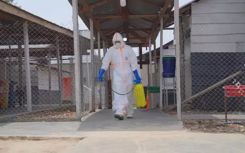 Mehr als 2300 Menschen sind bislang an der Virus-Erkrankung gestorben. - Foto: Dieudonne Dirole/AP/dpa