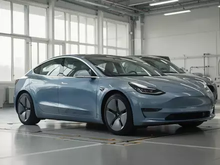 Ein modernes Elektroauto in einer hellen, minimalistischen Prüfhalle als Symbol für den digitalen Umweltpass. - Foto: über boerse-global.de