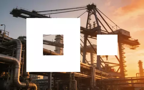 Industrielle Chemieanlage bei Sonnenaufgang mit großen Kränen und komplexer Infrastruktur. - Foto: über boerse-global.de