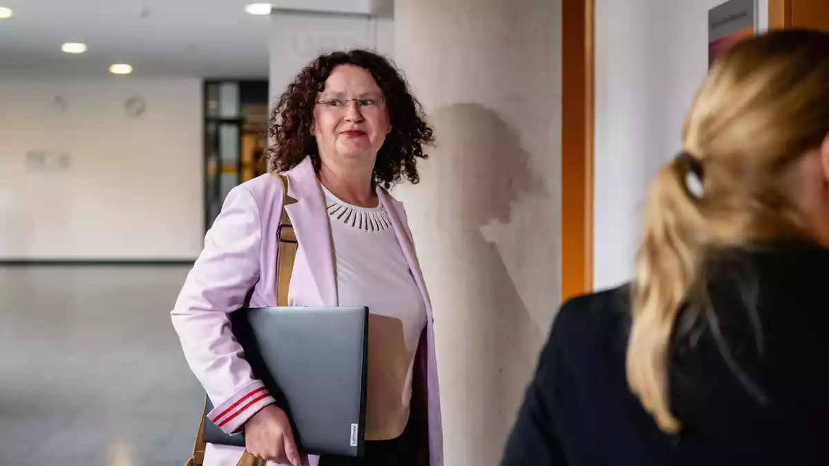 Die Fraktionsvorsitzende des BSW im Thüringer Landtag, Sigrid Hupach, erklärt nach einer Fraktionssitzung, ihre Fraktion halte an der Regierungskoalition mit CDU und SPD fest. - Bild: Jacob Schröter/dpa