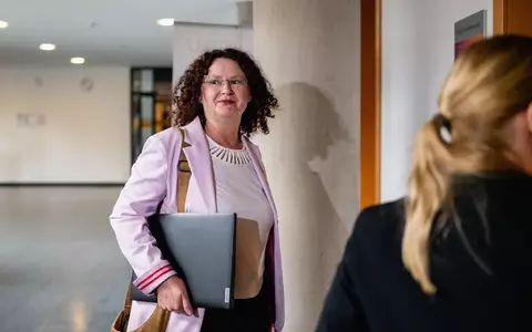 Die Fraktionsvorsitzende des BSW im Thüringer Landtag, Sigrid Hupach, erklärt nach einer Fraktionssitzung, ihre Fraktion halte an der Regierungskoalition mit CDU und SPD fest. - Foto: Jacob Schröter/dpa