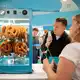 Neben Bratwürsten, Zuckerwatte und Eiskaffee gibt es auch Brezeln aus Plüsch. - Bild: Sebastian Christoph Gollnow/dpa