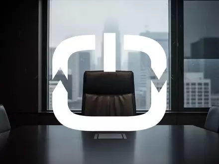 Ein leerer Bürostuhl in einem dunklen, stimmungsvollen Konferenzraum als Symbol für einen Führungswechsel. - Foto: über boerse-global.de
