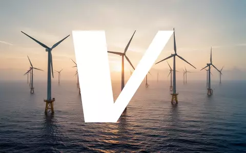 Moderne Windkraftanlagen auf dem offenen Meer bei Sonnenuntergang. - Foto: über boerse-global.de