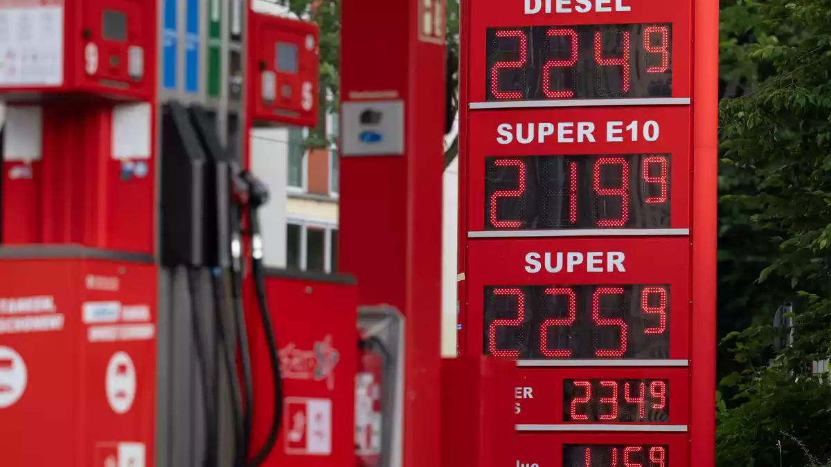 Tanken ist derzeit teuer. (Archivbild) - Bild: Sebastian Kahnert/dpa