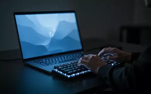 Nahaufnahme einer Tastatur in einem abgedunkelten Raum, beleuchtet durch das bläuliche Licht eines Computerbildschirms. - Foto: über boerse-global.de
