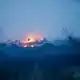 Weite Teile des Hohen Venn an der Grenze zu Deutschland sind von den Flammen betroffen. Ein Brand im Hochmoor birgt besondere Gefahren. - Bild: Thomas Banneyer/dpa