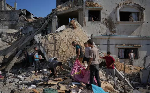 Palästinenser am Ort eines israelischen Luftangriffs im Gazastreifen. (Archivbild) - Foto: Abdel Kareem Hana/AP/dpa