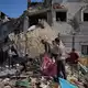 Palästinenser am Ort eines israelischen Luftangriffs im Gazastreifen. (Archivbild) - Bild: Abdel Kareem Hana/AP/dpa