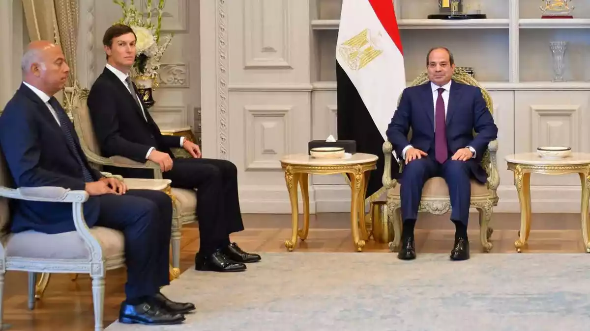 Der ägyptische Präsident Abdel Fattah al-Sisi (r.) traf am Sonntag den US-Unterhändler Jared Kushner. - Bild: Egyptian President Office  Apaim/APA Images via ZUMA Press Wire/dpa