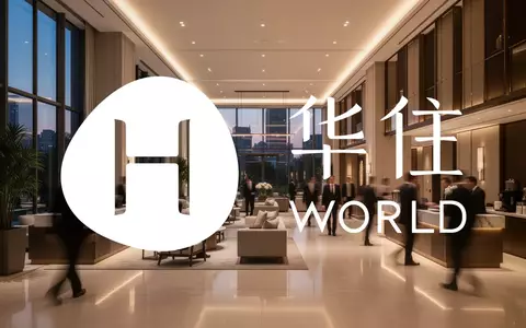 Modernes, elegantes Hotelfoyer in warmer Abendbeleuchtung als Symbol für Erfolg in der Hotelbranche. - Foto: über boerse-global.de