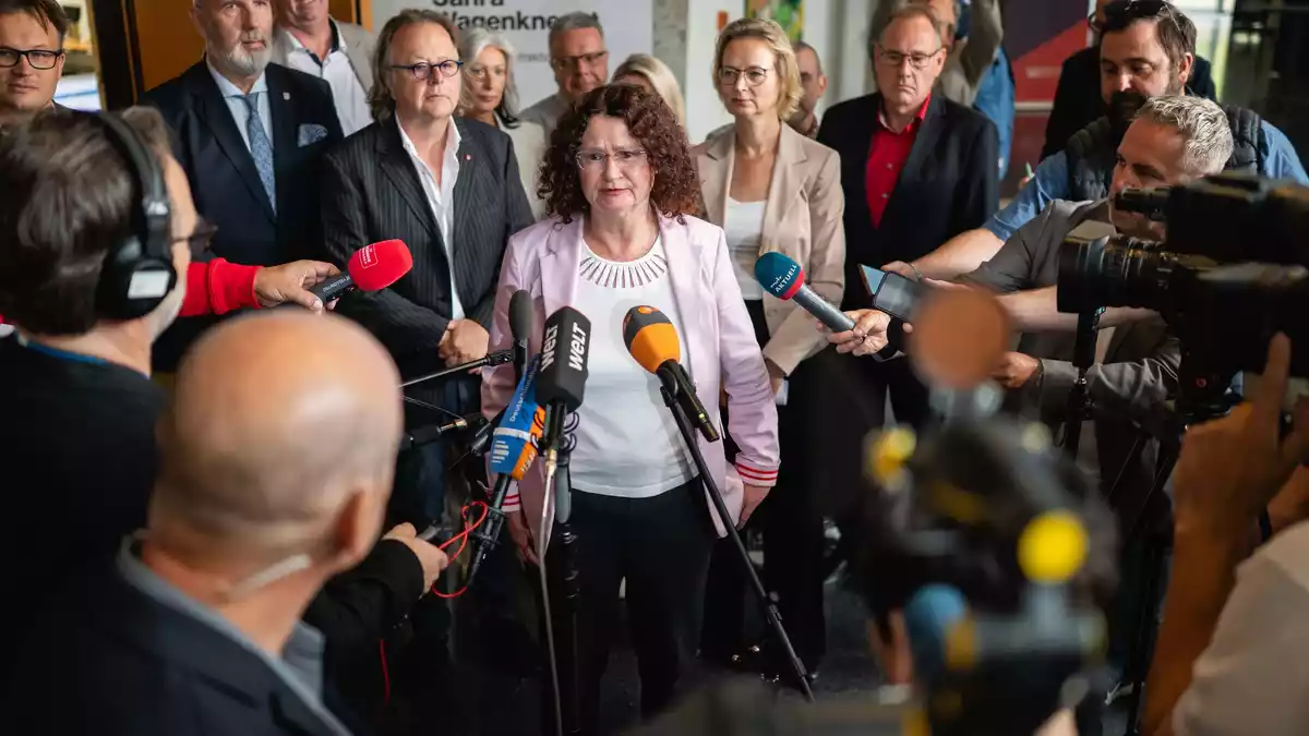 Die Fraktionsvorsitzende des BSW im Thüringer Landtag, Sigrid Hupach (M), erklärt das Votum der Landtagsfraktion.  - Bild: Jacob Schröter/dpa